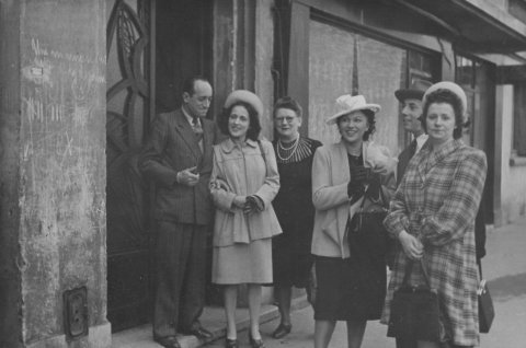 Devant le 5 rue Rémy de Gourmont le 28 septembre 1947
