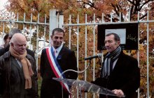 Pose d'une plaque consacrant le nom de la butte
